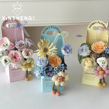 Core χρυσωμένο φορητό κουτί για ανθοδέσμες | Υλικό: λευκό χαρτόνι | Διαδικασία: χειροπακεταρισμένο | Μάρκα: Core | Ιδιωτική ετικέτα με άδεια: Ναι