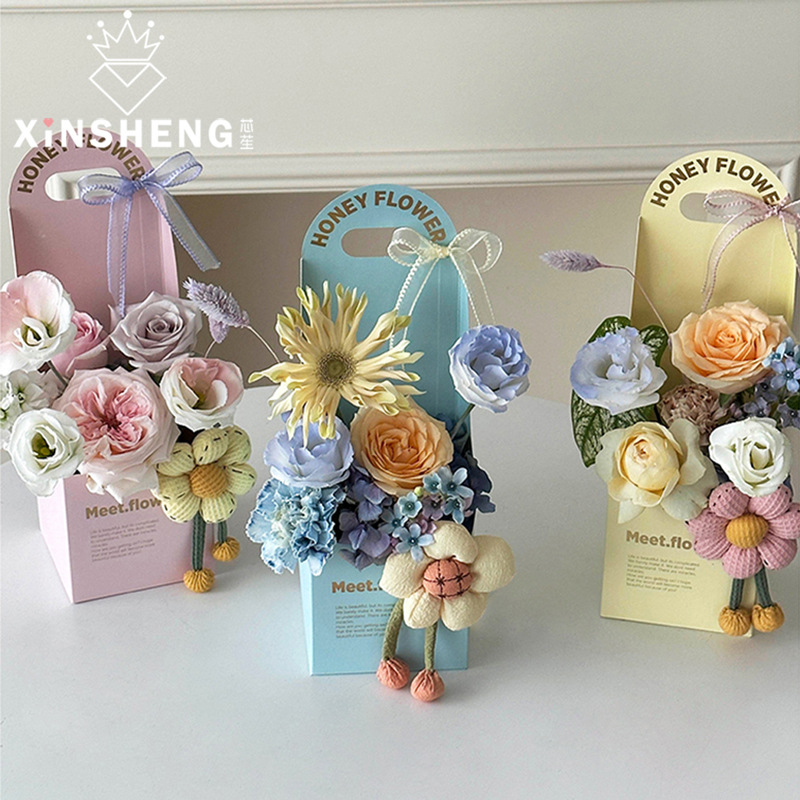 Core χρυσωμένο φορητό κουτί για ανθοδέσμες | Υλικό: λευκό χαρτόνι | Διαδικασία: χειροπακεταρισμένο | Μάρκα: Core | Ιδιωτική ετικέτα με άδεια: Ναι