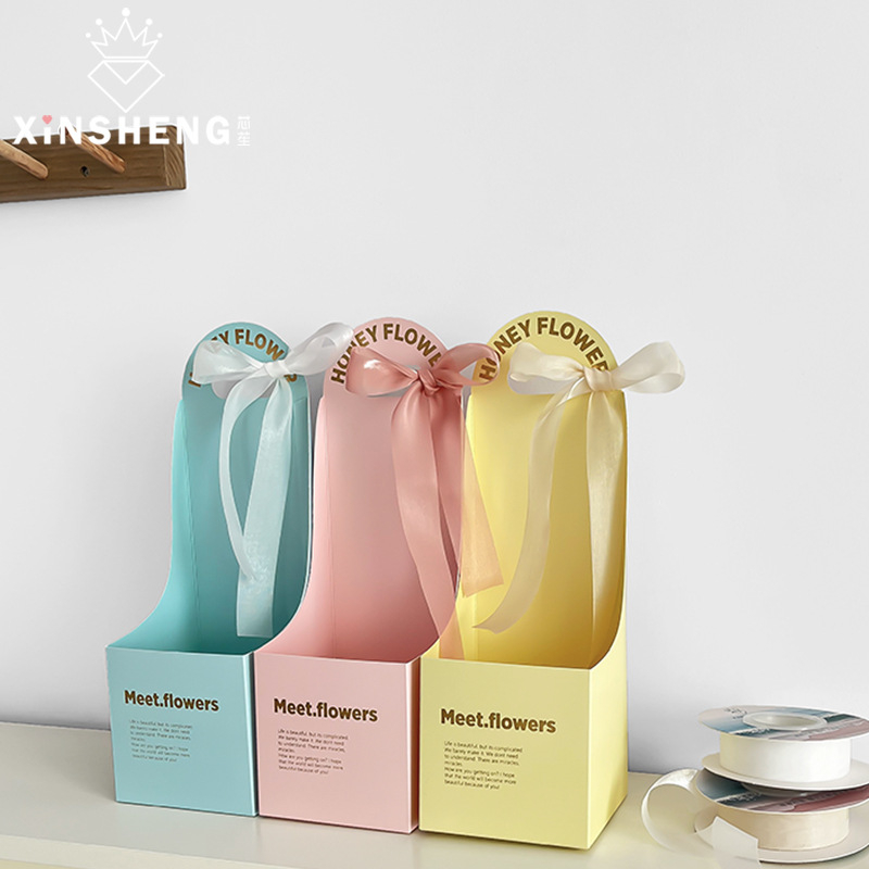 Core χρυσωμένο φορητό κουτί για ανθοδέσμες | Υλικό: λευκό χαρτόνι | Διαδικασία: χειροπακεταρισμένο | Μάρκα: Core | Ιδιωτική ετικέτα με άδεια: Ναι