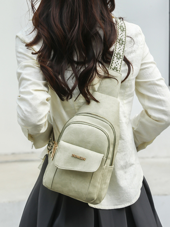 Sieviešu retro crossbody soma (materiāls: PU āda; iekšējā odere: poliesters; atvērums: rāvējslēdzējs; iekšējie kabati: rāvējslēdzēja kabata un tālruņa kabata; mīksta konstrukcija)