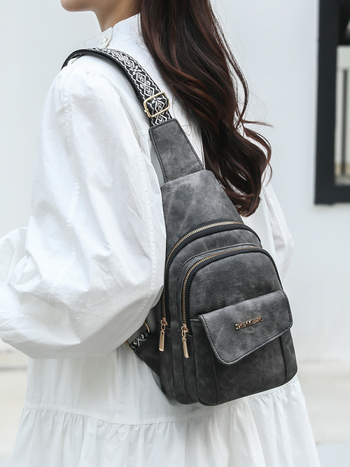 Sieviešu retro crossbody soma (materiāls: PU āda; iekšējā odere: poliesters; atvērums: rāvējslēdzējs; iekšējie kabati: rāvējslēdzēja kabata un tālruņa kabata; mīksta konstrukcija)