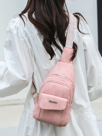 Sieviešu retro crossbody soma (materiāls: PU āda; iekšējā odere: poliesters; atvērums: rāvējslēdzējs; iekšējie kabati: rāvējslēdzēja kabata un tālruņa kabata; mīksta konstrukcija)