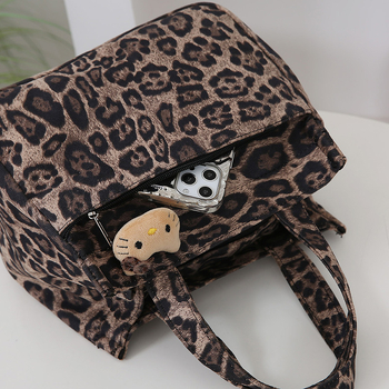 Τσαντάκι για μεσημεριανό γεύμα με λεοπάρ σχέδιο, βελούδινο υλικό, οριζόντιου τετράγωνου σχήματος, φερμουάρ, εσωτερική θήκη για ID, πολυεστερική επένδυση