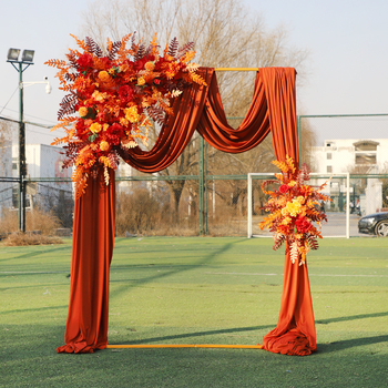 Kāzu arkāde no dzelzs ar ziedu statīvu, skatuvei – pielāgota apstrāde un iepakojums, piemērots kāzām