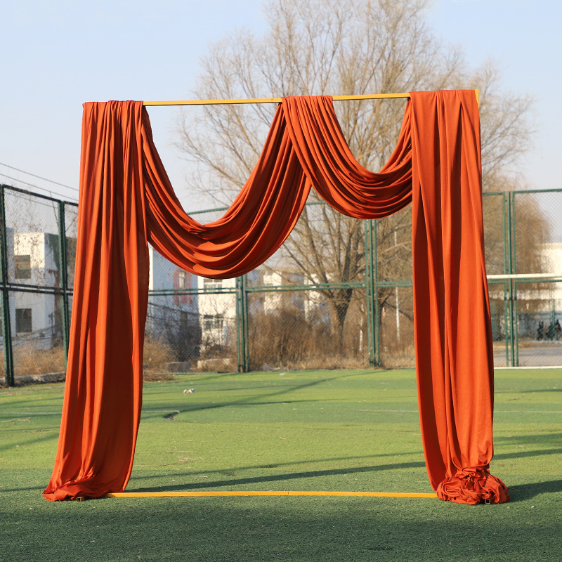 Kāzu arkāde no dzelzs ar ziedu statīvu, skatuvei – pielāgota apstrāde un iepakojums, piemērots kāzām