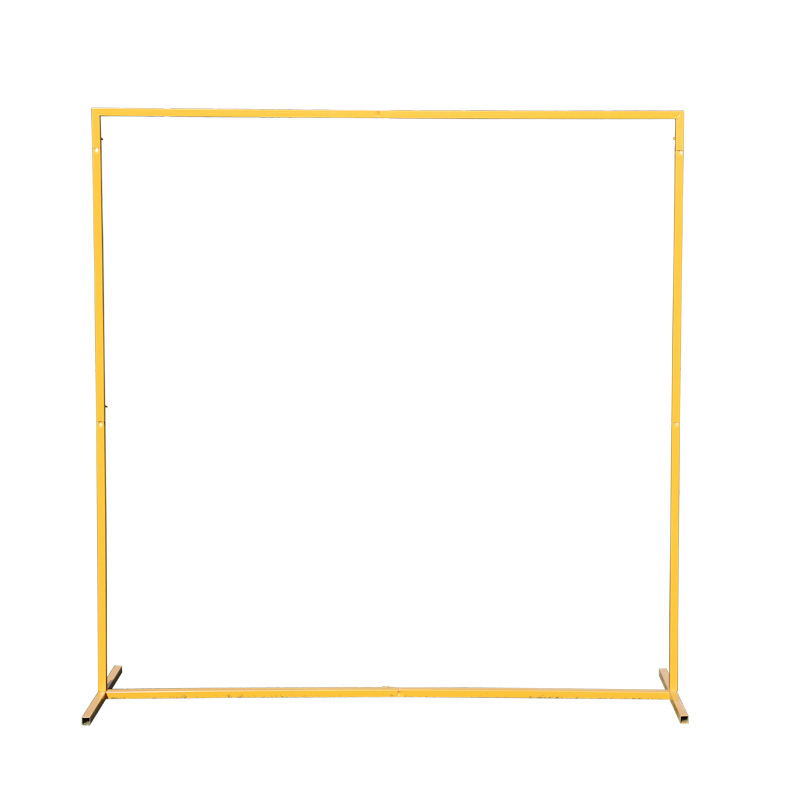 Kāzu arkāde no dzelzs ar ziedu statīvu, skatuvei – pielāgota apstrāde un iepakojums, piemērots kāzām