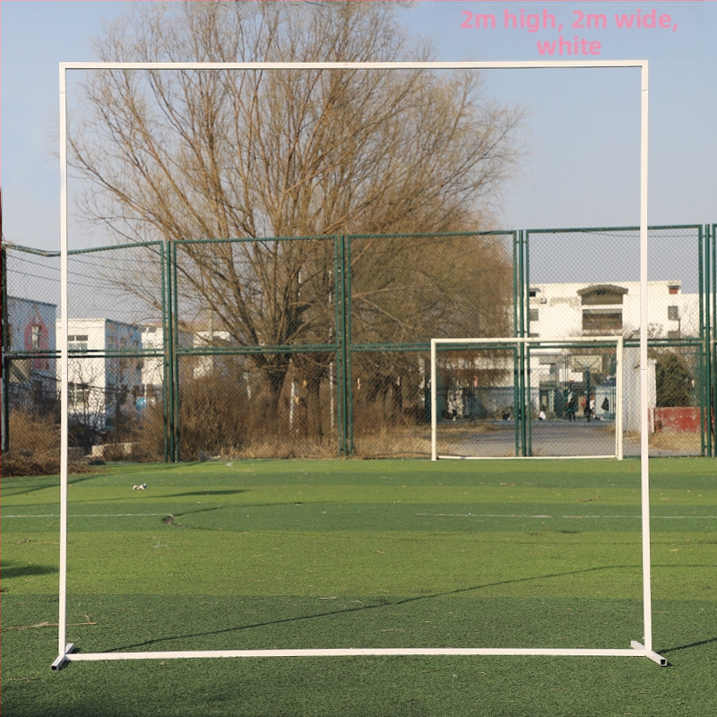 Kāzu arkāde no dzelzs ar ziedu statīvu, skatuvei – pielāgota apstrāde un iepakojums, piemērots kāzām