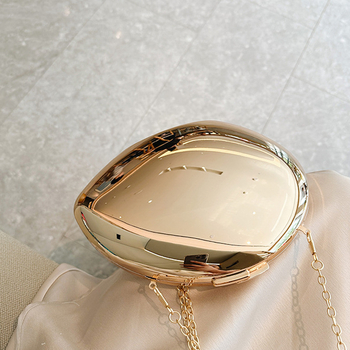 Акрилна черупкоподобна чантичка през рамо със заключване, вътрешни джобове за телефон и ID, подплата полиестер