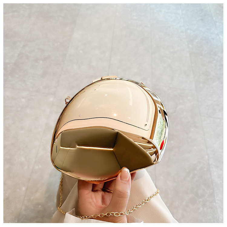 Акрилна черупкоподобна чантичка през рамо със заключване, вътрешни джобове за телефон и ID, подплата полиестер