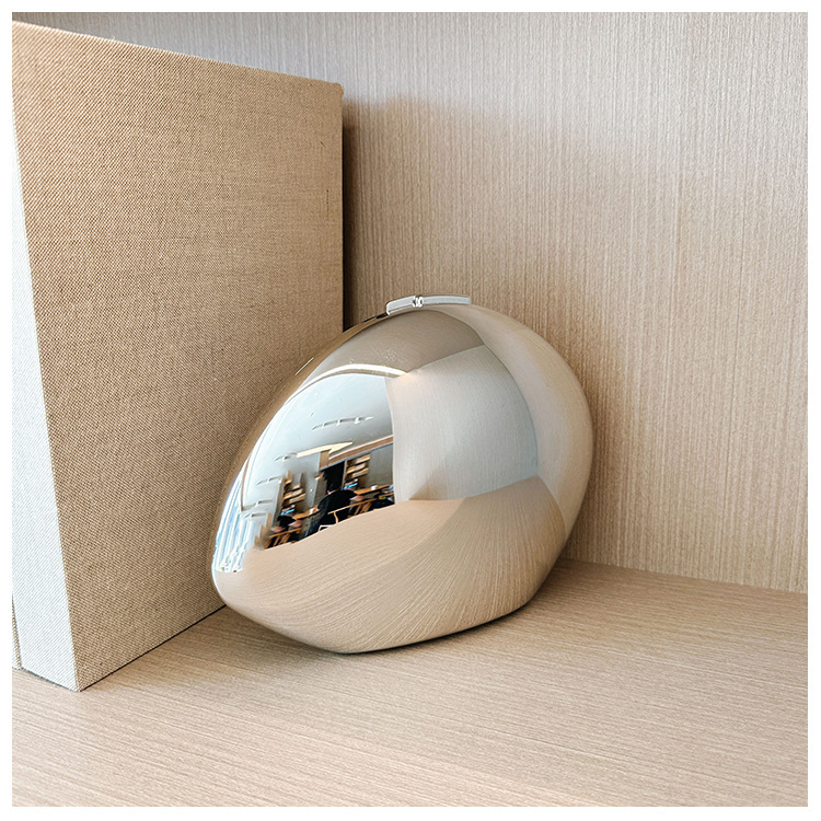 Акрилна черупкоподобна чантичка през рамо със заключване, вътрешни джобове за телефон и ID, подплата полиестер