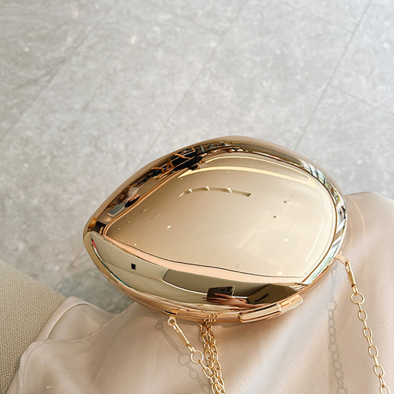 Акрилна черупкоподобна чантичка през рамо със заключване, вътрешни джобове за телефон и ID, подплата полиестер