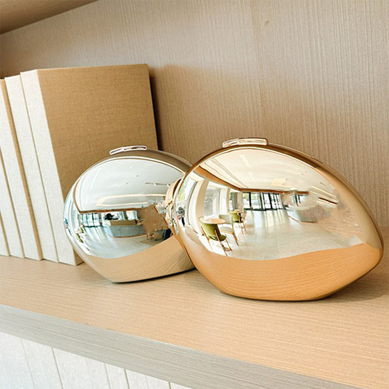 Акрилна черупкоподобна чантичка през рамо със заключване, вътрешни джобове за телефон и ID, подплата полиестер