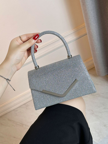 Вечерен клъч чанта, вертикална квадратна форма, полиестерен материал с полиестерна подплата, покрито отваряне, вътрешни джобове за телефон и лична карта