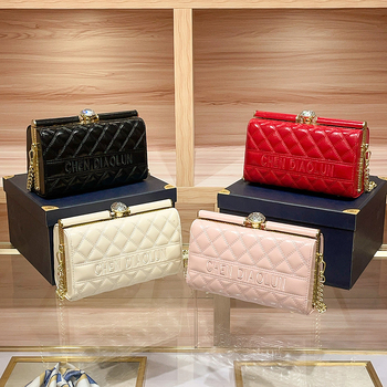 Večernja torbica od prave kože, školjkasti oblik, magnetsko zatvaranje, unutarnja pretinica za mobitel, podstava od poliestera