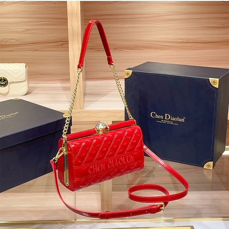 Večernja torbica od prave kože, školjkasti oblik, magnetsko zatvaranje, unutarnja pretinica za mobitel, podstava od poliestera