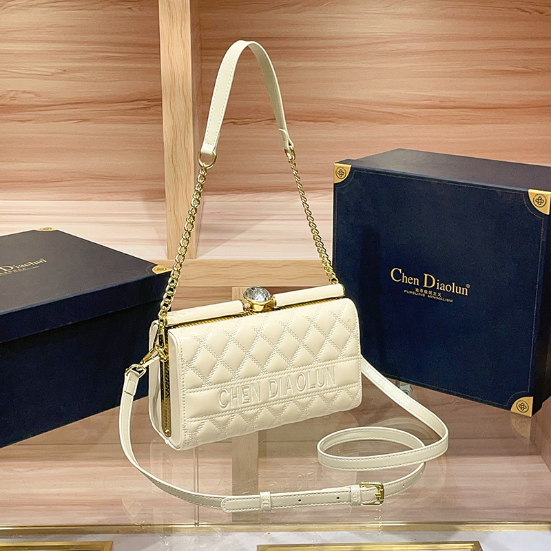 Večernja torbica od prave kože, školjkasti oblik, magnetsko zatvaranje, unutarnja pretinica za mobitel, podstava od poliestera