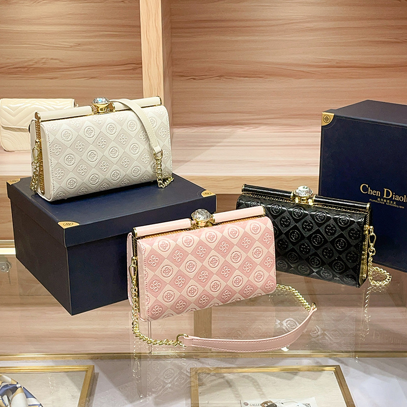 Večernja torbica od prave kože, školjkasti oblik, magnetsko zatvaranje, unutarnja pretinica za mobitel, podstava od poliestera