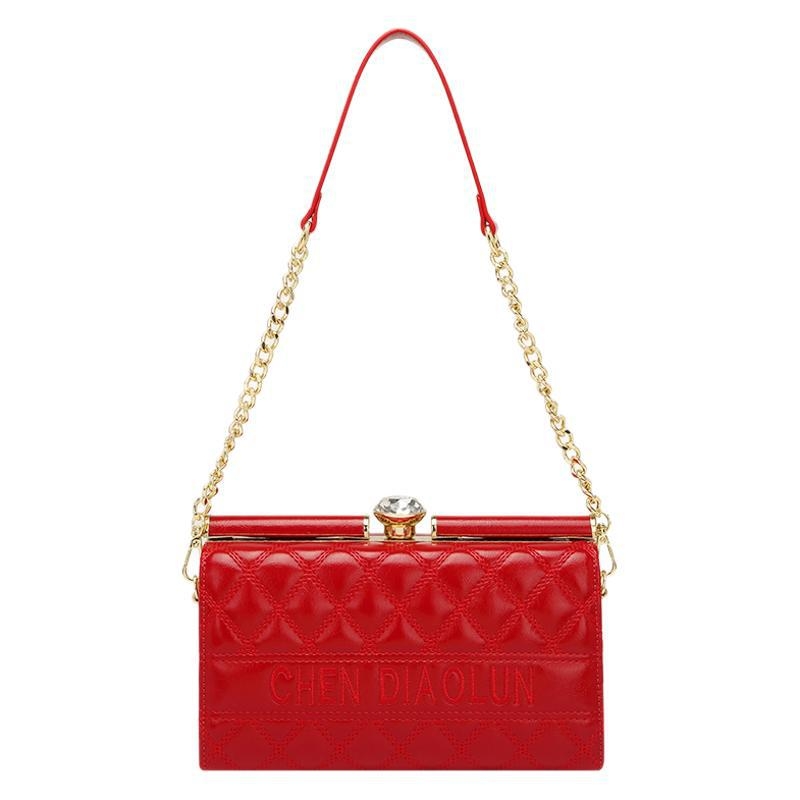 Večernja torbica od prave kože, školjkasti oblik, magnetsko zatvaranje, unutarnja pretinica za mobitel, podstava od poliestera