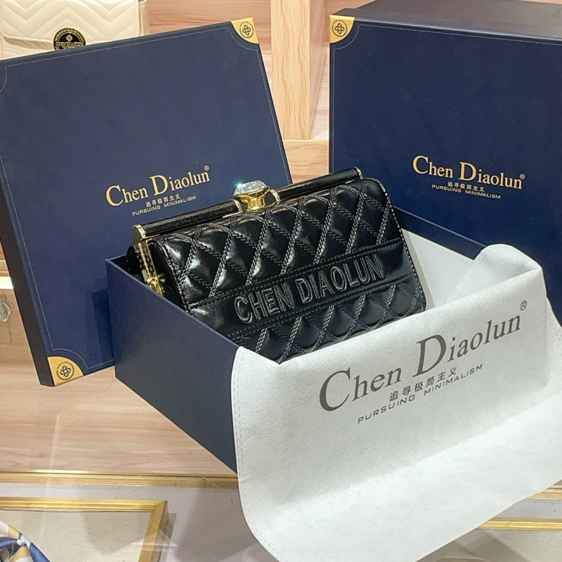 Večernja torbica od prave kože, školjkasti oblik, magnetsko zatvaranje, unutarnja pretinica za mobitel, podstava od poliestera