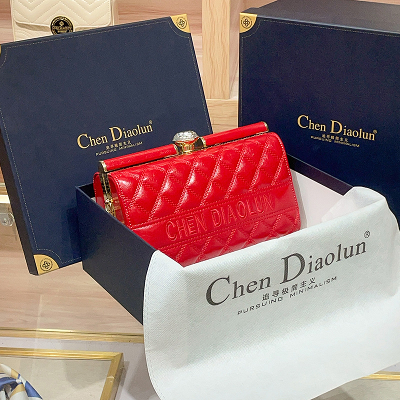 Večernja torbica od prave kože, školjkasti oblik, magnetsko zatvaranje, unutarnja pretinica za mobitel, podstava od poliestera