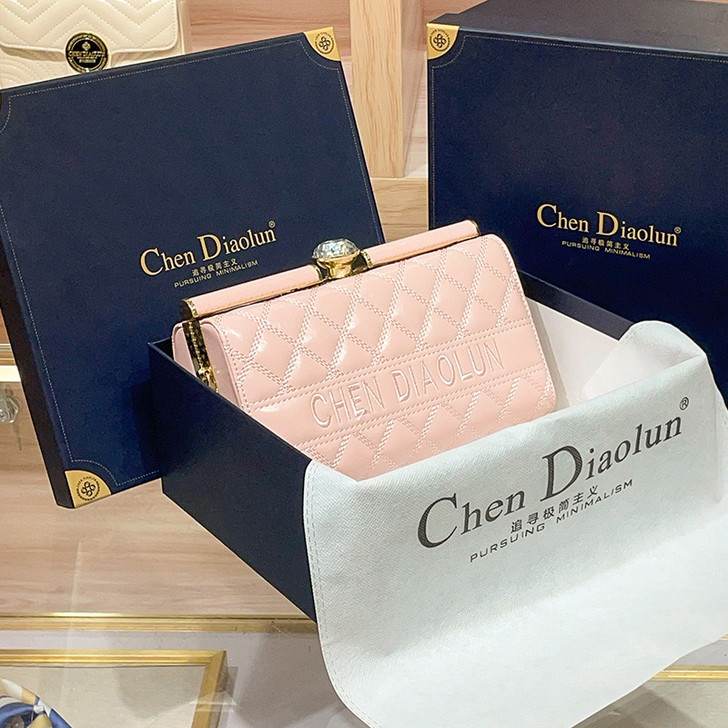 Večernja torbica od prave kože, školjkasti oblik, magnetsko zatvaranje, unutarnja pretinica za mobitel, podstava od poliestera