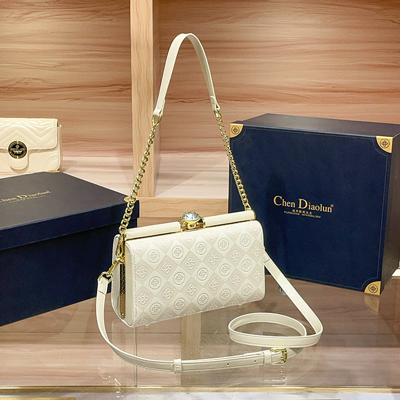 Večernja torbica od prave kože, školjkasti oblik, magnetsko zatvaranje, unutarnja pretinica za mobitel, podstava od poliestera