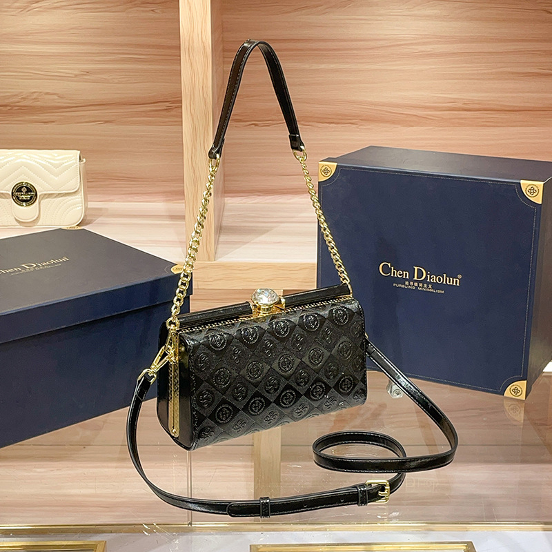 Večernja torbica od prave kože, školjkasti oblik, magnetsko zatvaranje, unutarnja pretinica za mobitel, podstava od poliestera