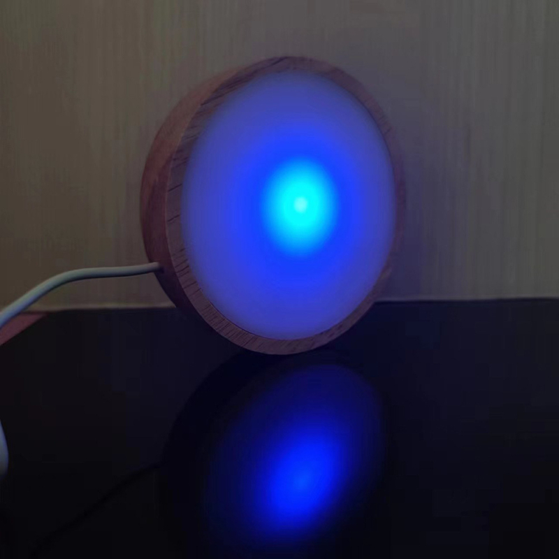 LED нощна лампа с основа от дъбово дърво и кръгла дифузионна плоча, модерен минималистичен декоративен елемент (дъбово дърво; дървен материал; кръгла дифузионна плоча; модерен минимализъм)