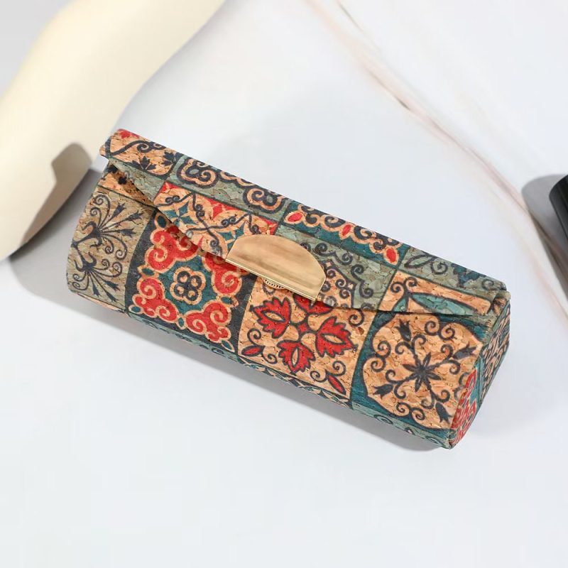 Lūpu krāsu kastīte – koka, korejiešu stilā, cieta konstrukcija, anime raksts, pielāgojama