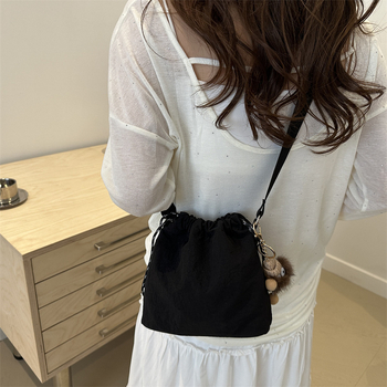 Τσάντα κουβά για τον ώμο, νάιλον, άνοιγμα με κορδόνι, κρυφή εσωτερική τσέπη με φερμουάρ, επένδυση πολυεστέρα, σχήμα κουβά, με μία ιμάντα, street-trendy, καλοκαίρι 2024