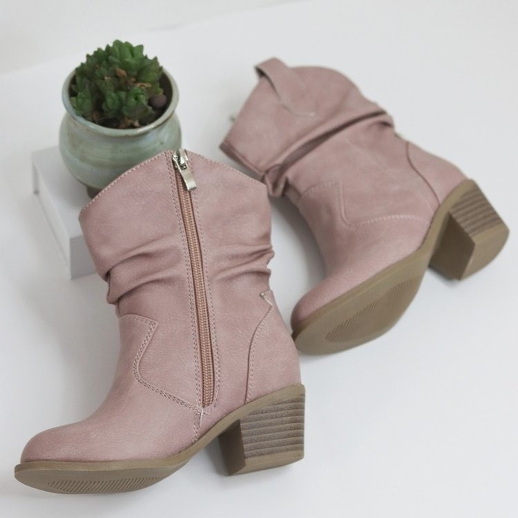 Παιδικά μποτάκια Μάρτιν με παγιέτες, μεσαίου ύψους, μυτερή μύτη, παχύ τακούνι, άνω μέρος από μικροϊνες