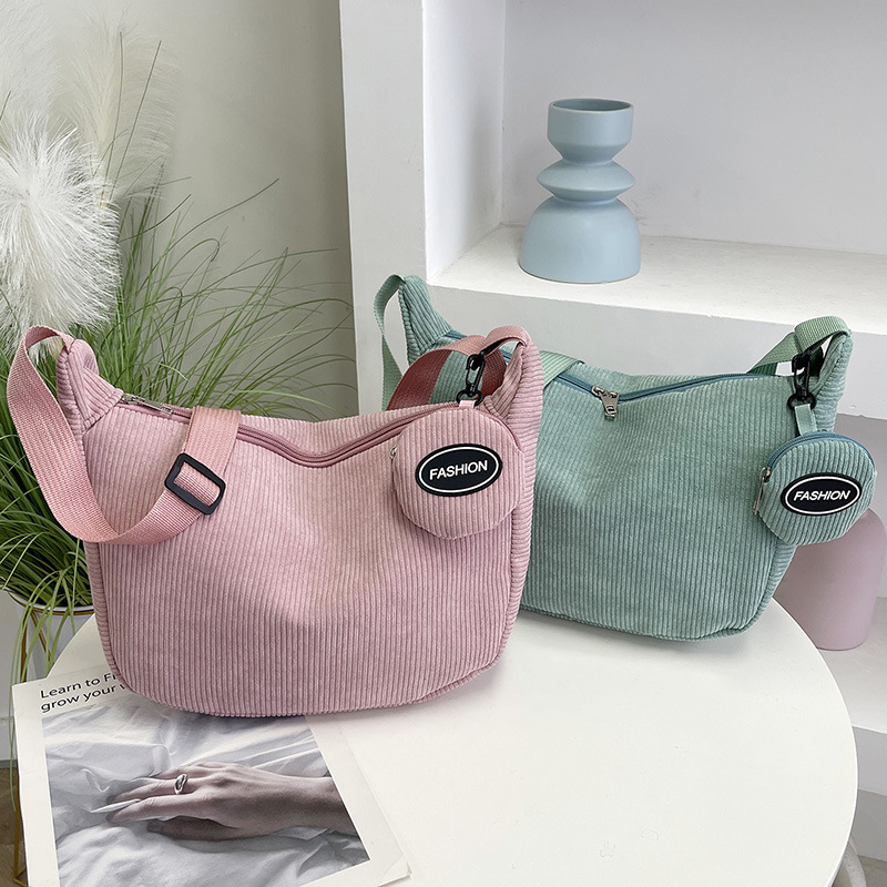 Dumpling bag corduroy anyagból, cipzáras nyitás, poliészter bélés, belső cipzáras zseb, egy vállpánt, mindennapi használatra