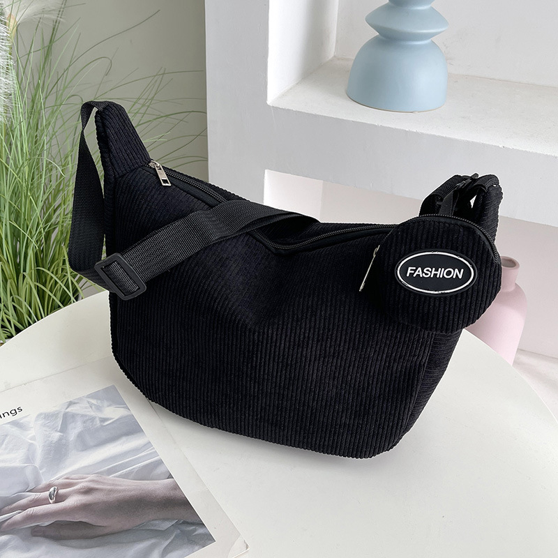 Dumpling bag corduroy anyagból, cipzáras nyitás, poliészter bélés, belső cipzáras zseb, egy vállpánt, mindennapi használatra