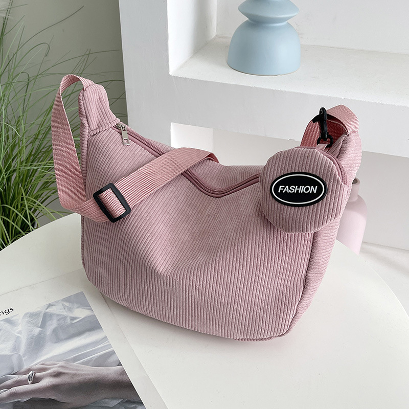 Dumpling bag corduroy anyagból, cipzáras nyitás, poliészter bélés, belső cipzáras zseb, egy vállpánt, mindennapi használatra
