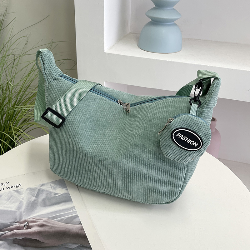 Dumpling bag corduroy anyagból, cipzáras nyitás, poliészter bélés, belső cipzáras zseb, egy vállpánt, mindennapi használatra