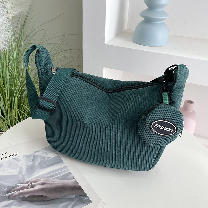 Dumpling bag corduroy anyagból, cipzáras nyitás, poliészter bélés, belső cipzáras zseb, egy vállpánt, mindennapi használatra