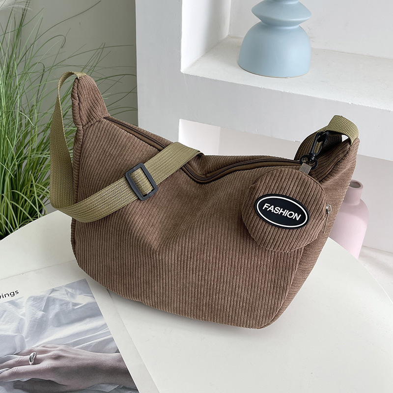 Dumpling bag corduroy anyagból, cipzáras nyitás, poliészter bélés, belső cipzáras zseb, egy vállpánt, mindennapi használatra
