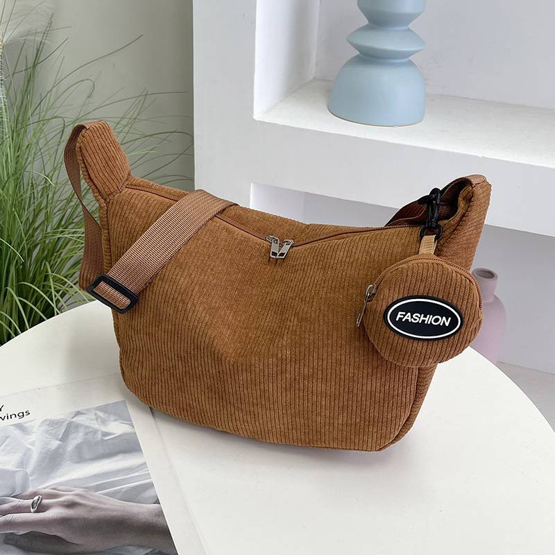 Dumpling bag corduroy anyagból, cipzáras nyitás, poliészter bélés, belső cipzáras zseb, egy vállpánt, mindennapi használatra