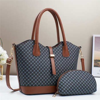 Crossbody soma no PU, kubveida forma, ar rāvējslēdzēja atvērumu, iekšējā rāvējslēdzēja kabata, trīs plecu siksnas, rudens 2024