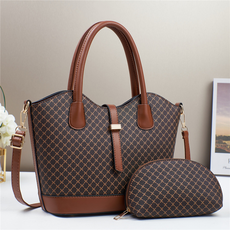 Crossbody soma no PU, kubveida forma, ar rāvējslēdzēja atvērumu, iekšējā rāvējslēdzēja kabata, trīs plecu siksnas, rudens 2024