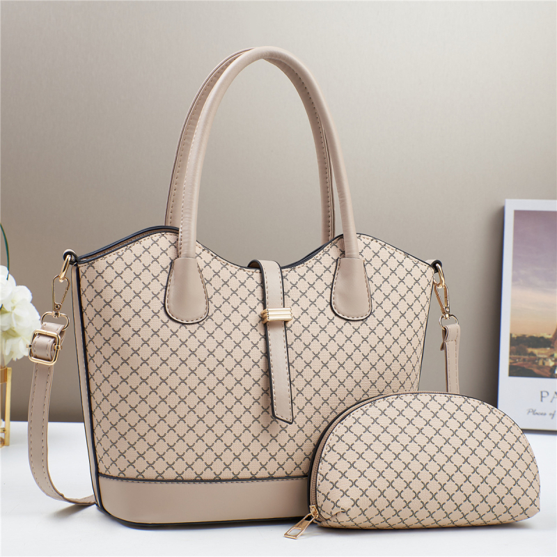 Crossbody soma no PU, kubveida forma, ar rāvējslēdzēja atvērumu, iekšējā rāvējslēdzēja kabata, trīs plecu siksnas, rudens 2024