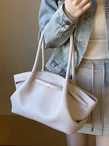 PU ženska torba kružnog oblika, zatvaranje na zip, unutarnji džep za mobitel, dvije naramenice