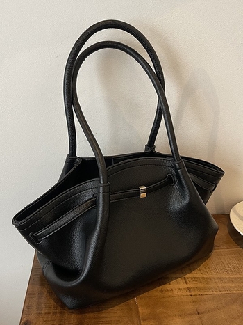 PU ženska torba kružnog oblika, zatvaranje na zip, unutarnji džep za mobitel, dvije naramenice