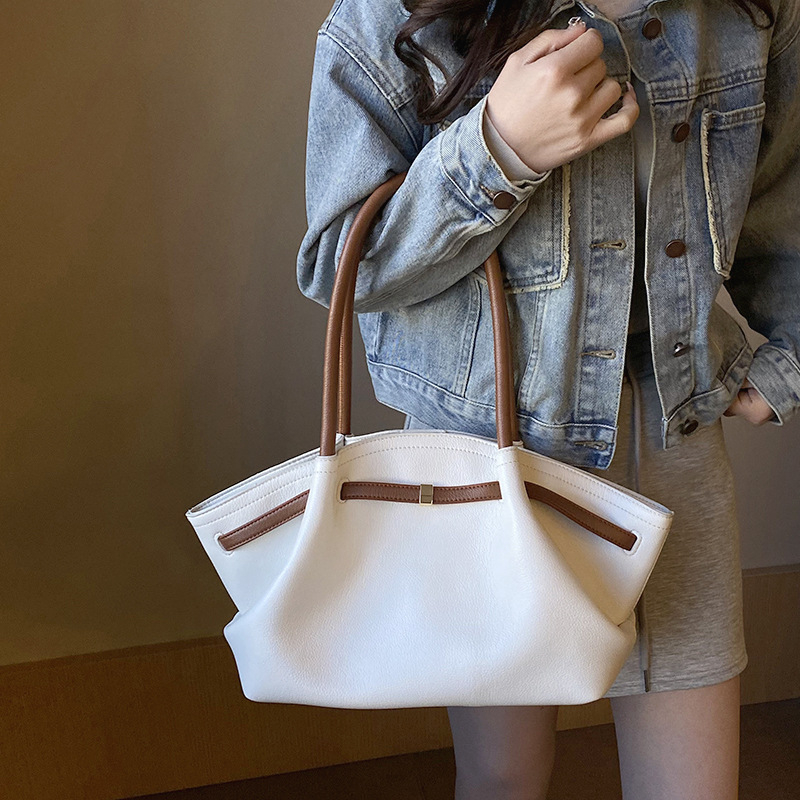 PU ženska torba kružnog oblika, zatvaranje na zip, unutarnji džep za mobitel, dvije naramenice