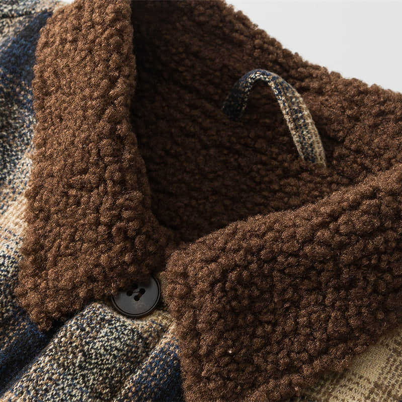 Muški karirani kaput s podstavom od ovčje vune i poliesterom ispunom, opuštenog kroja, jednoslojno kopčanje, rever, zima 2025