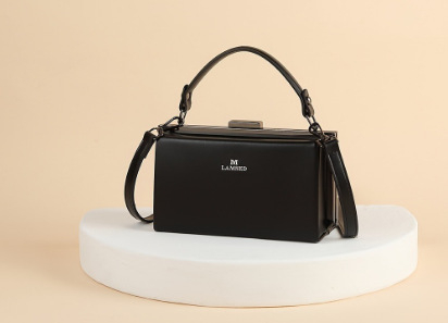 PU doboz táska, vízszintes négyzet alakú, poliészter bélés, belső cipzáras zseb, közepesen merev konstrukció