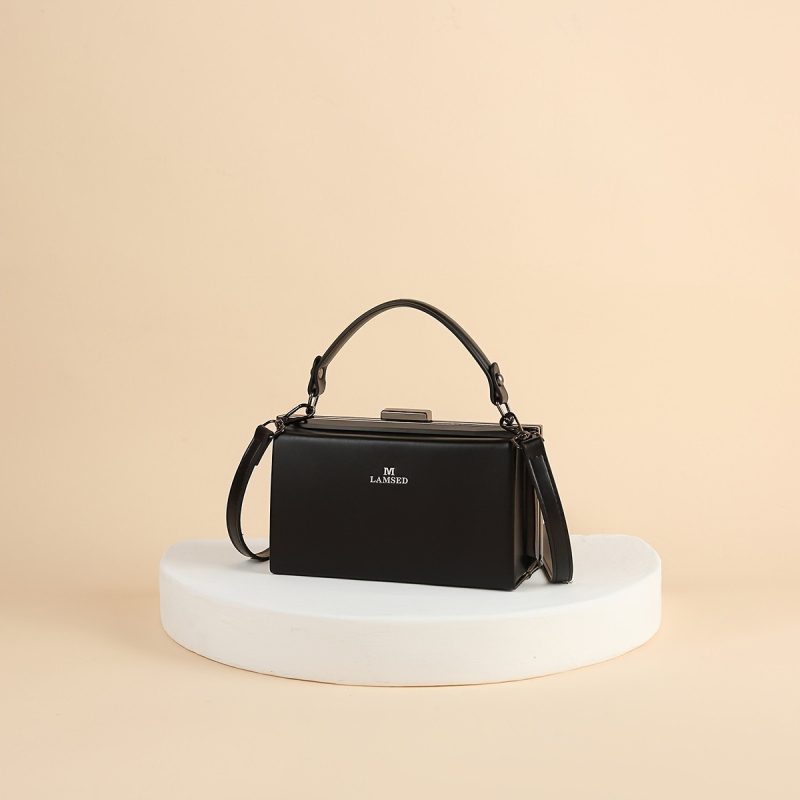 PU doboz táska, vízszintes négyzet alakú, poliészter bélés, belső cipzáras zseb, közepesen merev konstrukció