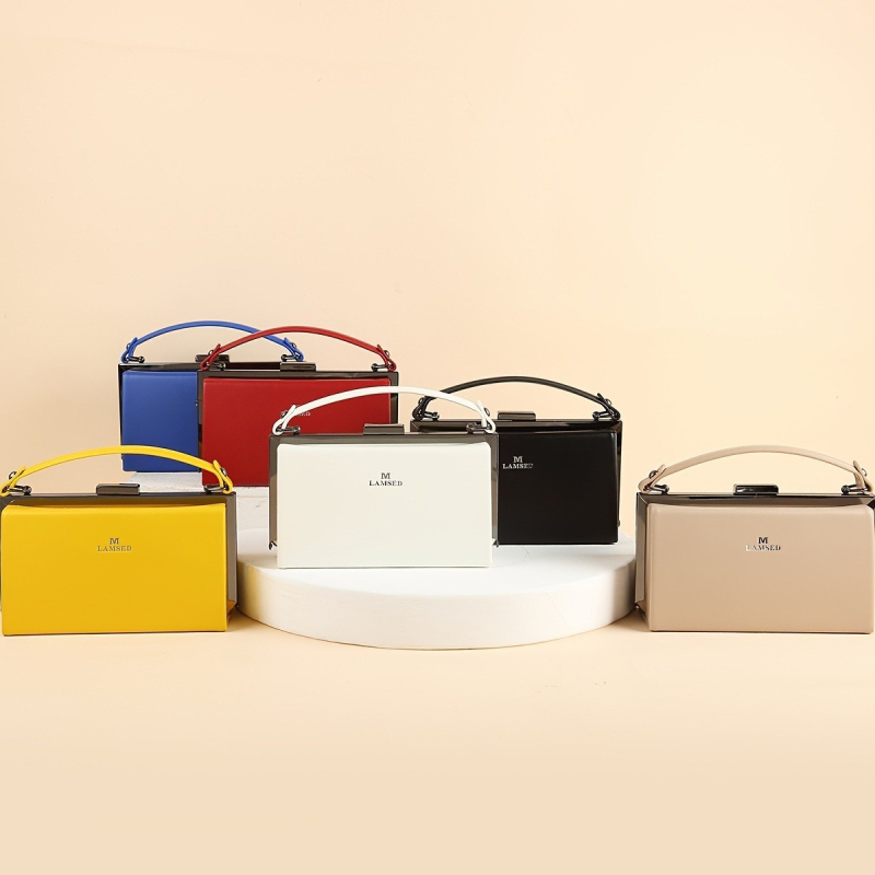 PU doboz táska, vízszintes négyzet alakú, poliészter bélés, belső cipzáras zseb, közepesen merev konstrukció