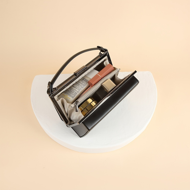 PU doboz táska, vízszintes négyzet alakú, poliészter bélés, belső cipzáras zseb, közepesen merev konstrukció