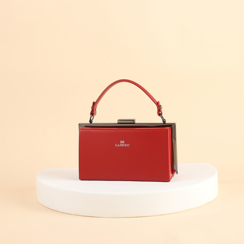 PU doboz táska, vízszintes négyzet alakú, poliészter bélés, belső cipzáras zseb, közepesen merev konstrukció